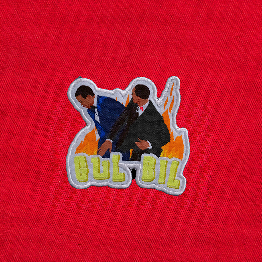 Gul bil strykemerke på en russedress. Disse patches varer hele russetiden.